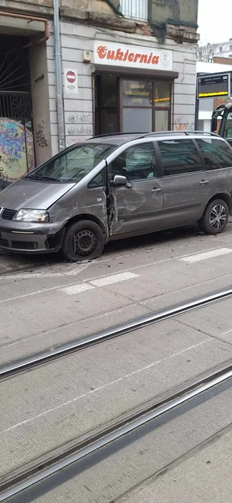 Wykolejenie tramwaju MPK Łódź na Legionów [ZDJĘCIA]