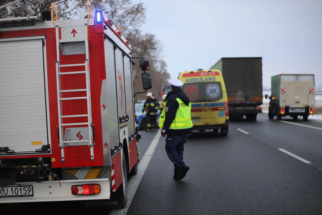 Na DK 92 pod Kutnem w miejscowości Skłóty samochód osobowy wpadł do rowu