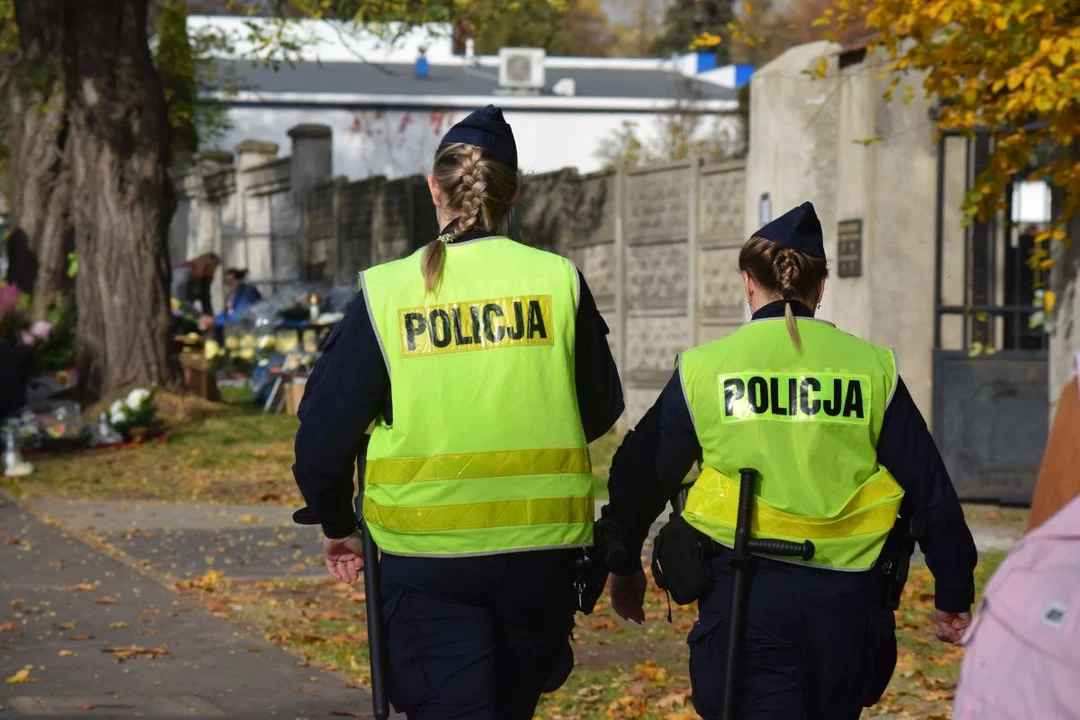 Łodzianie przygotowują groby bliskich do Wszystkich Świętych