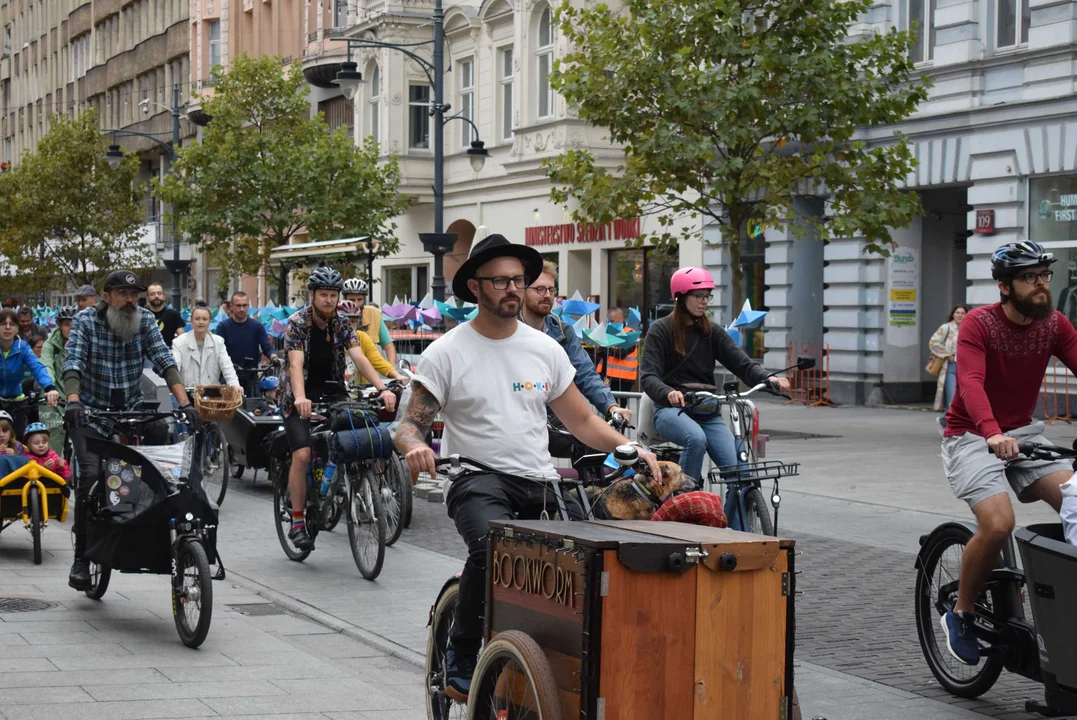 Rowerowy zawrót głowy w Łodzi. Parada i zlot rowerów oraz elektryków w Manufakturze [ZDJĘCIA] - Zdjęcie główne