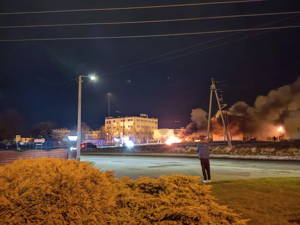 Pożar samochodu na Józefowie. Na miejscu straż pożarna