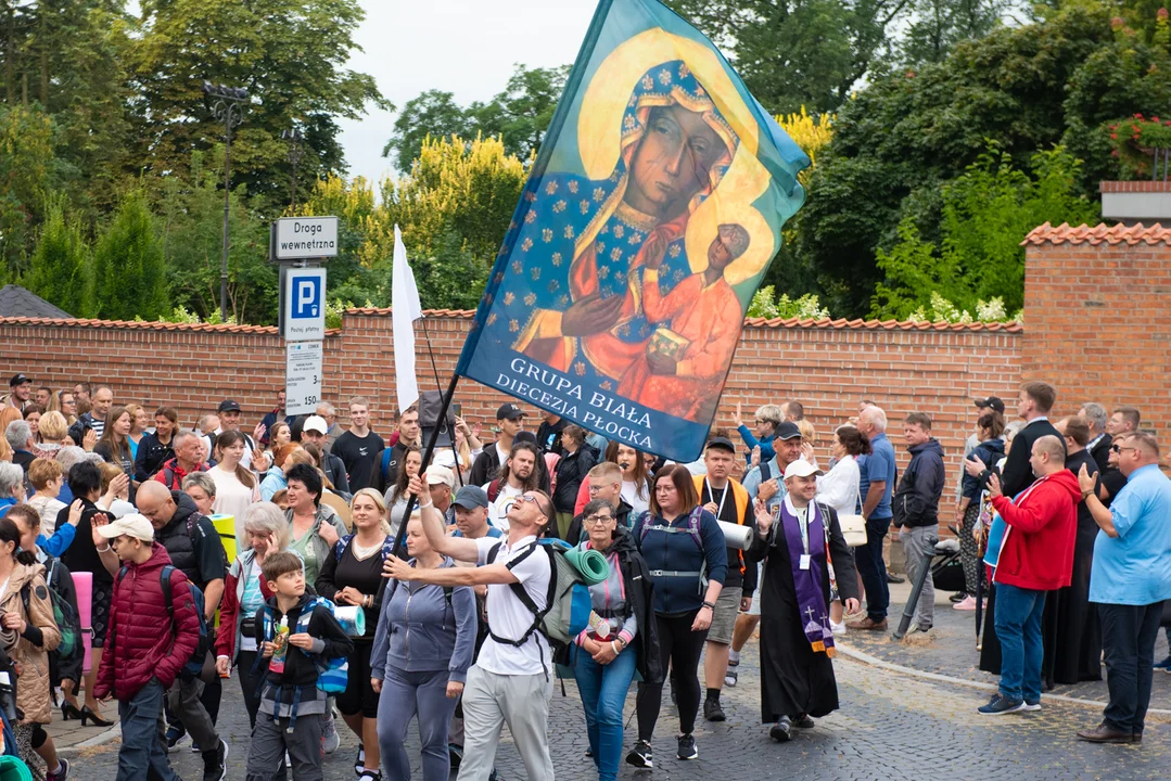 Poszli budować wspólnotę Kościoła. 43. Piesza Pielgrzymka na Jasną Górę wyruszyła [ZDJĘCIA] - Zdjęcie główne