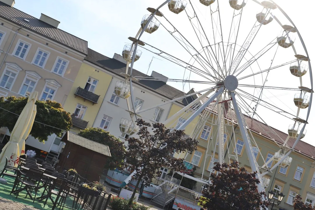 Trwają przygotowania do Święta Róży. W centrum Kutna pojawiły się m.in. lunapark i kramy