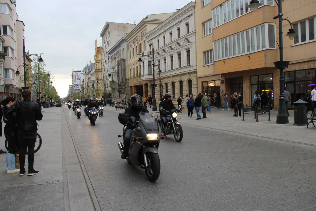 Wielka parada motocyklowa na ulicy Piotrkowskiej w Łodzi