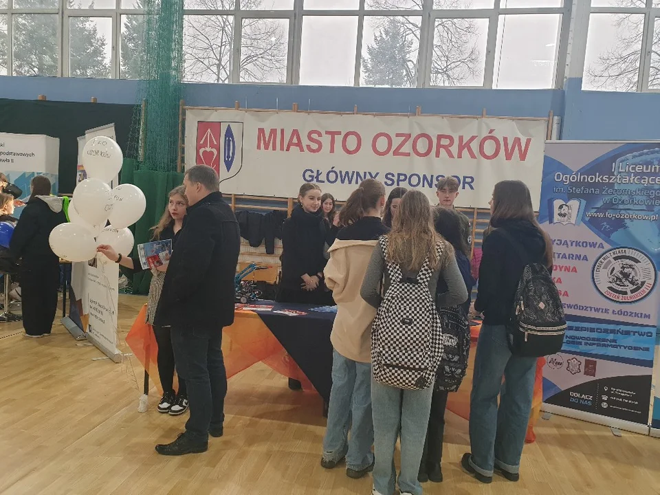 Targi Edukacyjne w Ozorkowie. Jakie szkoły odwiedziły dziś halę sportową?