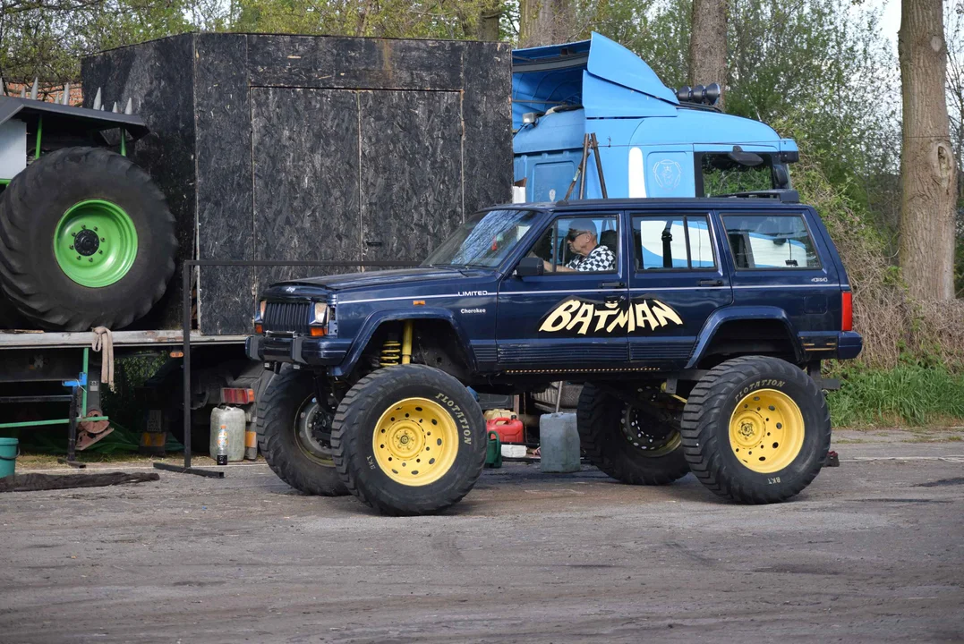 Giganty na czterech kołach zrobiły duże show! Widowiskowy pokaz monster trucków