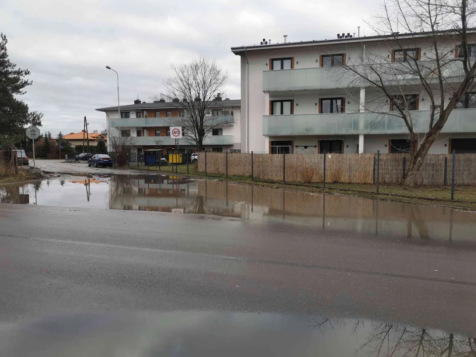 Ulica jak z księżyca na Złotnie. Spadochroniarzy wyremontowana, ale nie do końca [ZDJĘCIA] - Zdjęcie główne