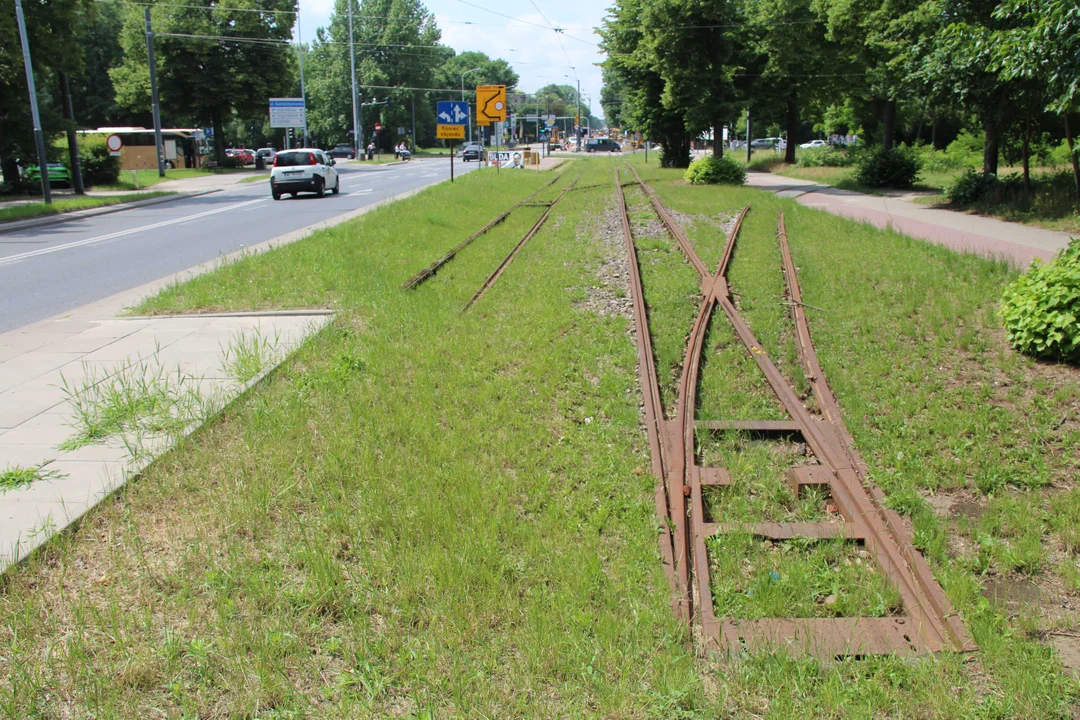 Nieczynne przystanki tramwajowe przy Konstantynowskiej