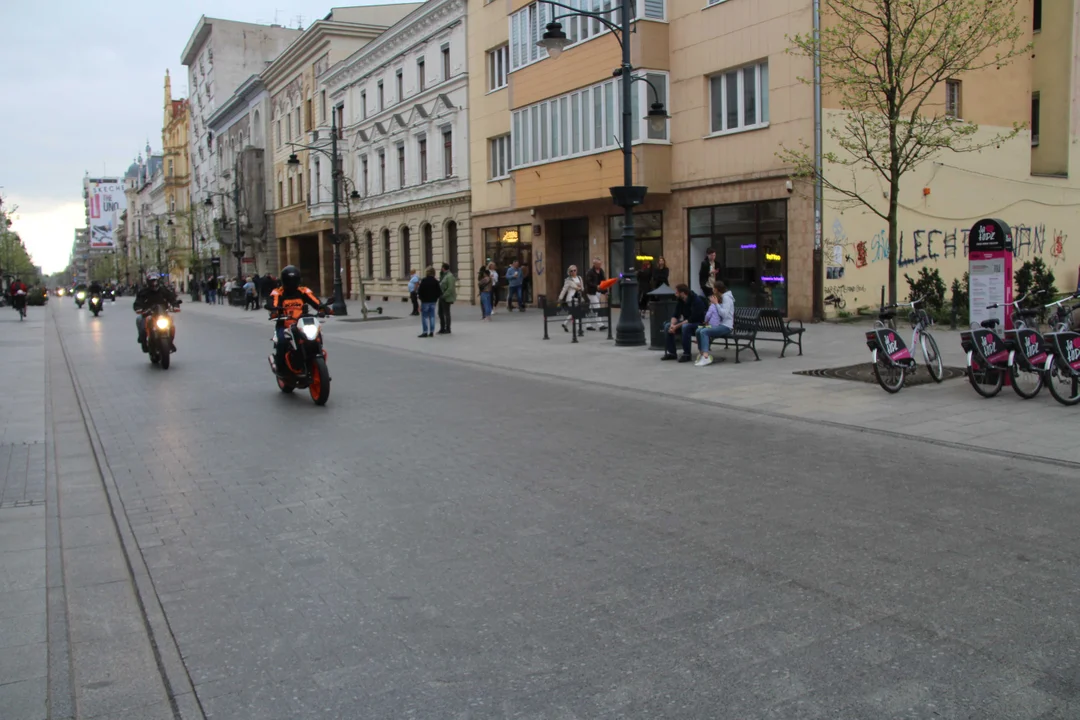 Wielka parada motocyklowa na ulicy Piotrkowskiej w Łodzi