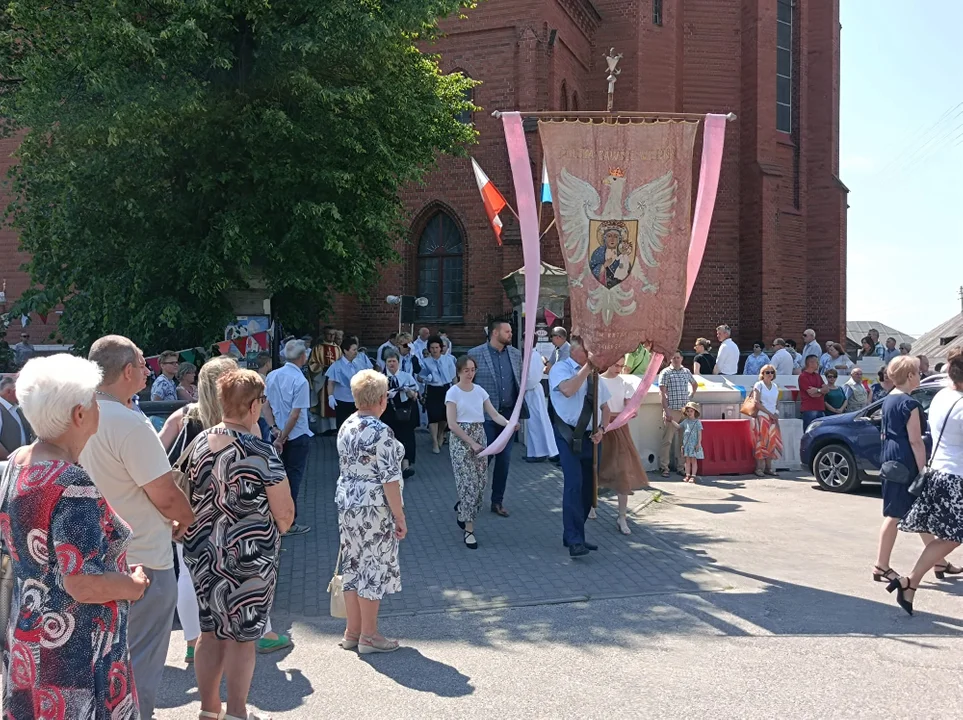 Ulicami Zgierza przeszły procesje Bożego Ciała.