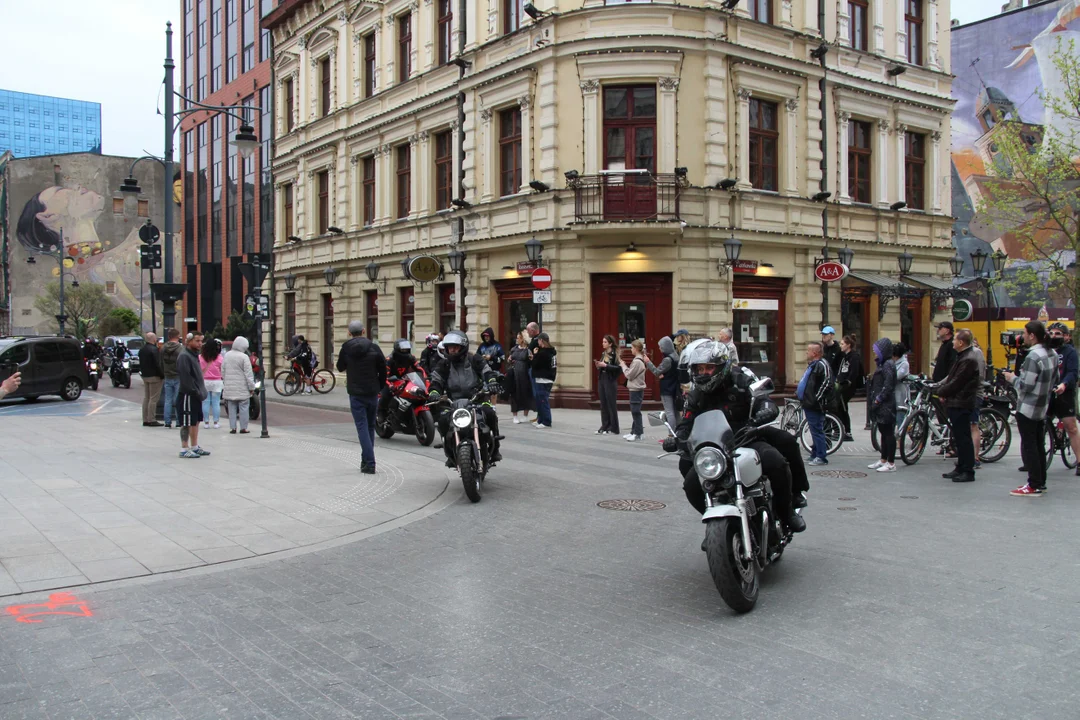 Wielka parada motocyklowa na ulicy Piotrkowskiej w Łodzi