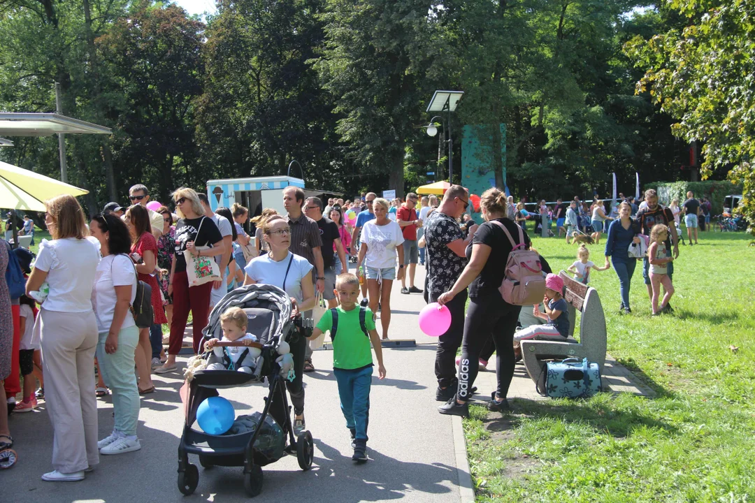 Piknik rodzinny w parku na Młynku w Łodzi