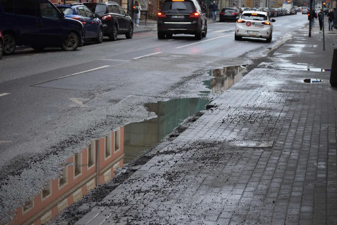 Fatalny stan drogi przy przystanku w centrum Łodzi. Z dziur robią się jeziora, a krawężniki nie istnieją [zdjęcia]