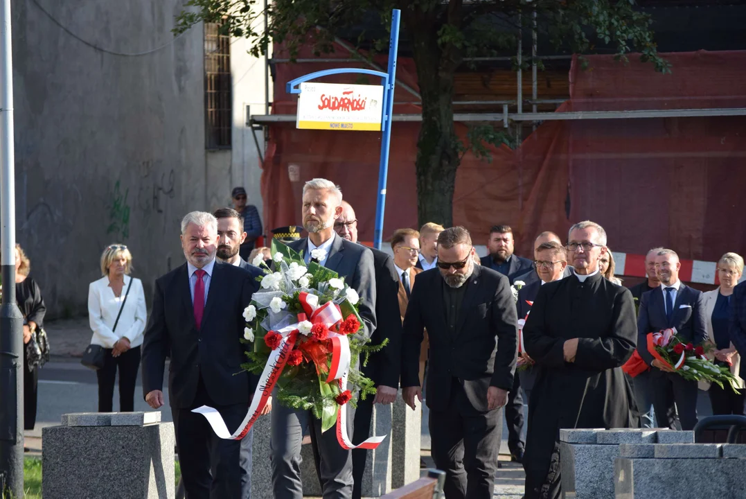 Dzień Solidarności i Wolności. Uroczystość przed pomnikiem w Zgierzu [GALERIA] - Zdjęcie główne