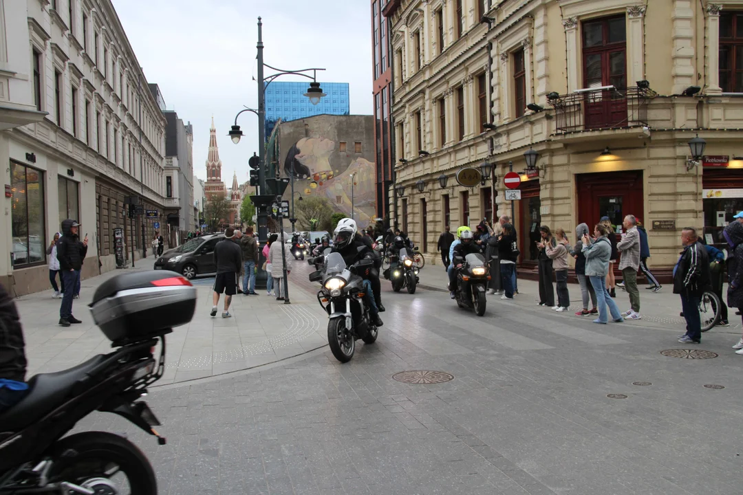 Wielka parada motocyklowa na ulicy Piotrkowskiej w Łodzi