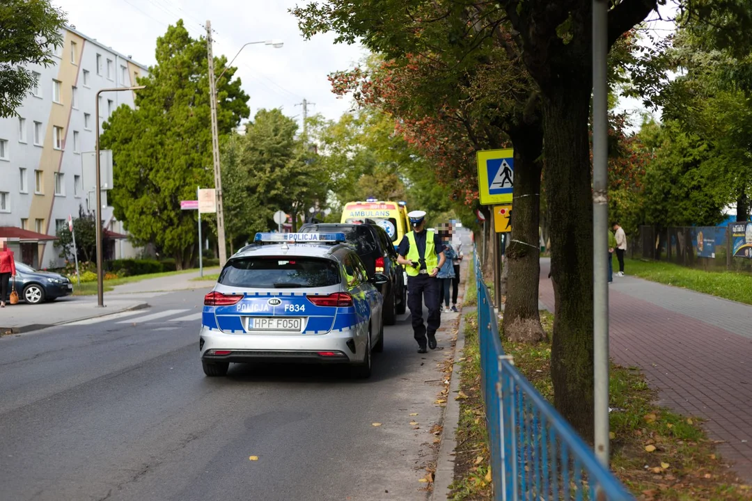 Potrącenie w Kutnie. Na miejscu policjanci i ratownicy medyczni [ZDJĘCIA] - Zdjęcie główne