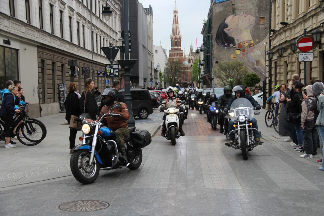 Wielka parada motocyklowa na ulicy Piotrkowskiej w Łodzi