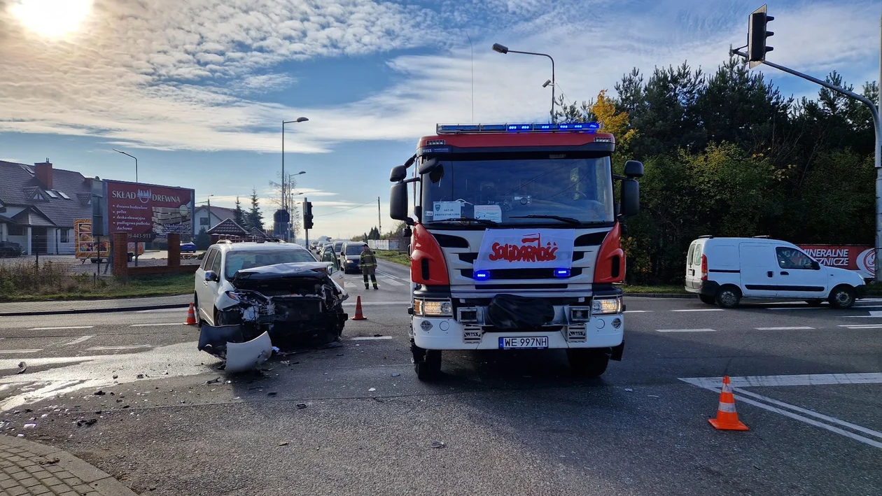 Utrudnienia przy wyjeździe z Płocka. Zderzyły się dwa auta osobowe [ZDJĘCIA] - Zdjęcie główne