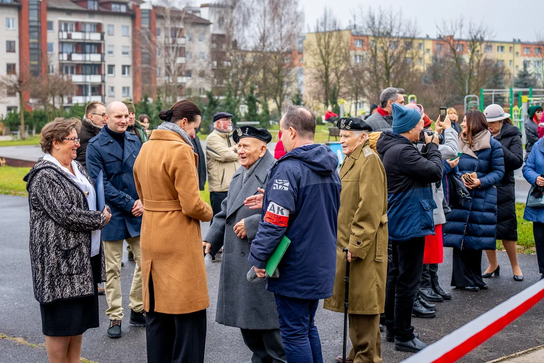 Chwała Armii Krajowej. Na budynku XXXIII LO w Łodzi pojawił się patriotyczny mural