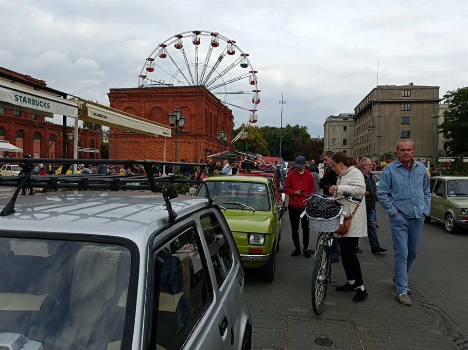 Miłośnicy fiatów 126p zaprezentowali swoje maszyny w łódzkiej Manufakturze