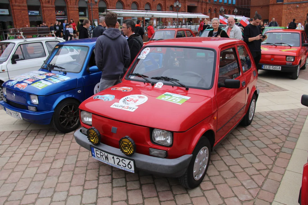 Wielki Zlot Maluchów na rynku w Manufakturze