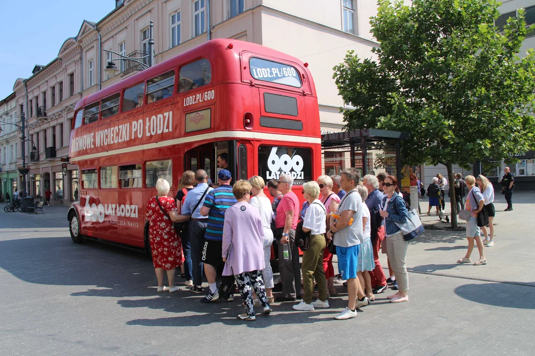 Piętrowy autobus turystyczny przemierza szlakiem łódzkich zabytków