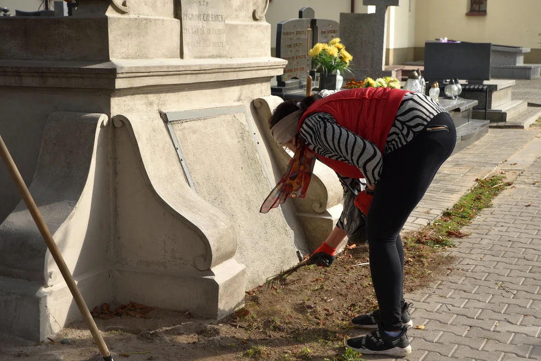 Członkowie TPZK posprzątali zabytkowe groby na kutnowskim cmentarzu