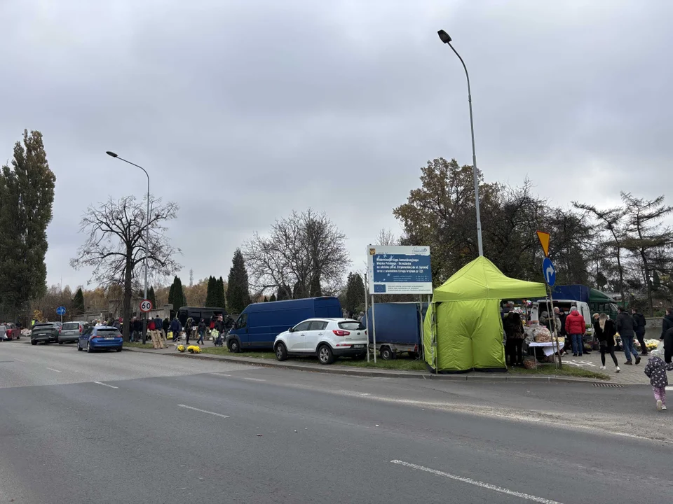 Korki w okolicach cmentarza na Dołach