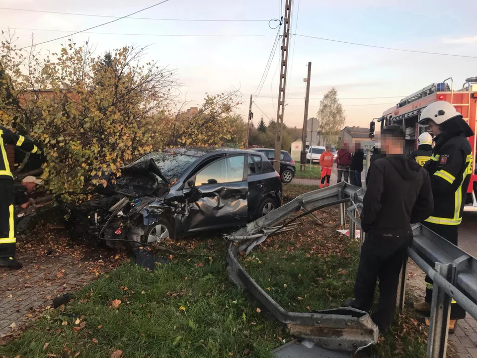 Roztrzaskał osobówkę koło stacji benzynowej. Przejechał przez bariery i wjechał w drzewo [FOTO] - Zdjęcie główne