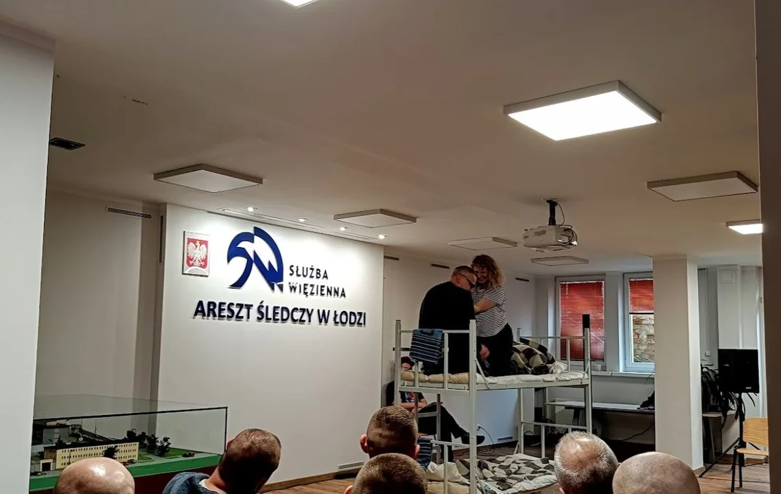 Aktorzy Teatru Jaracza za więziennym murem