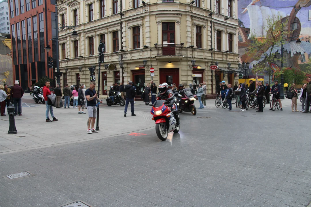 Wielka parada motocyklowa na ulicy Piotrkowskiej w Łodzi