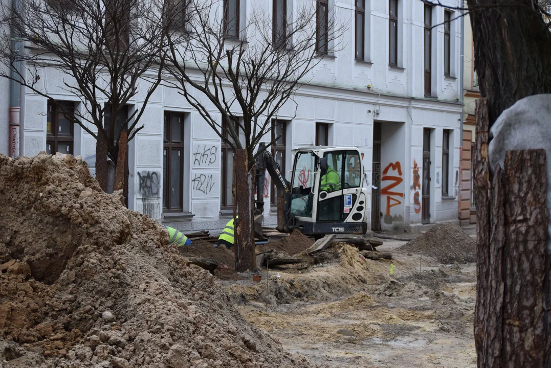 Mieszkańcy mają dość zalegających śmieci w centrum Łodzi. „Flaszek jest więcej niż robotników” [zdjęcia]