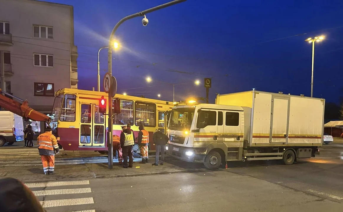 Zatrzymania tramwajów MPK w Łodzi. Na Narutowicza wykoleił się wagon, na Włókniarzy nie było prądu [ZDJĘCIA] - Zdjęcie główne