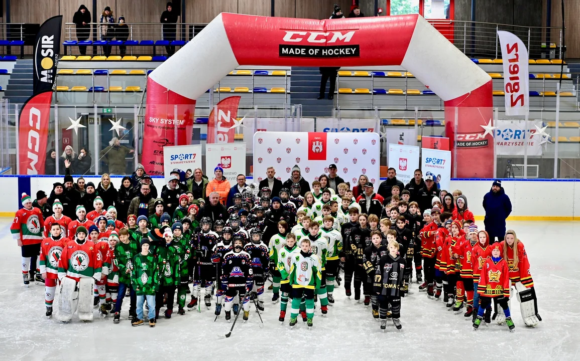 Juniorzy dali popis na lodzie w Zgierzu. Emocje podczas IV turnieju U-12 w hokeja [ZDJĘCIA] - Zdjęcie główne