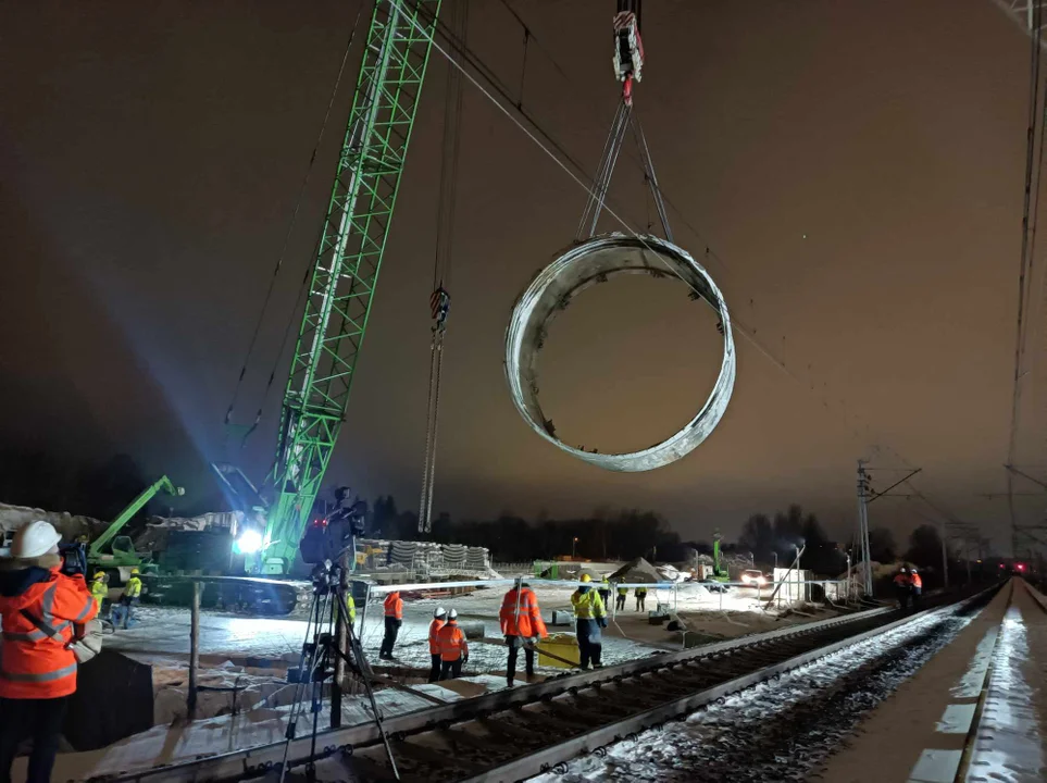 Przenoszenie TBM Faustyny nad torami