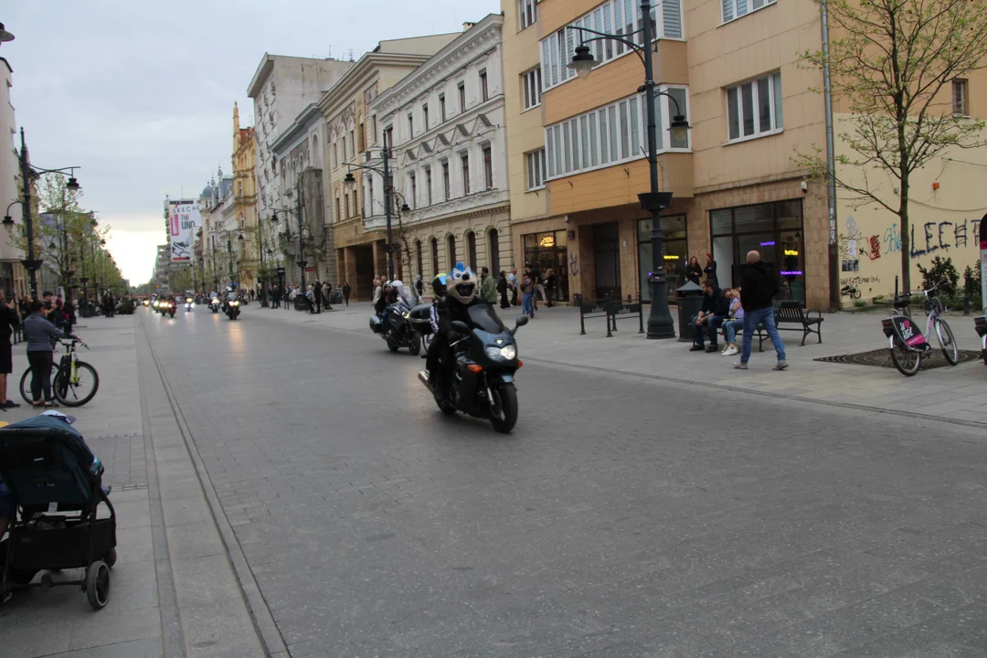 Wielka parada motocyklowa na ulicy Piotrkowskiej w Łodzi