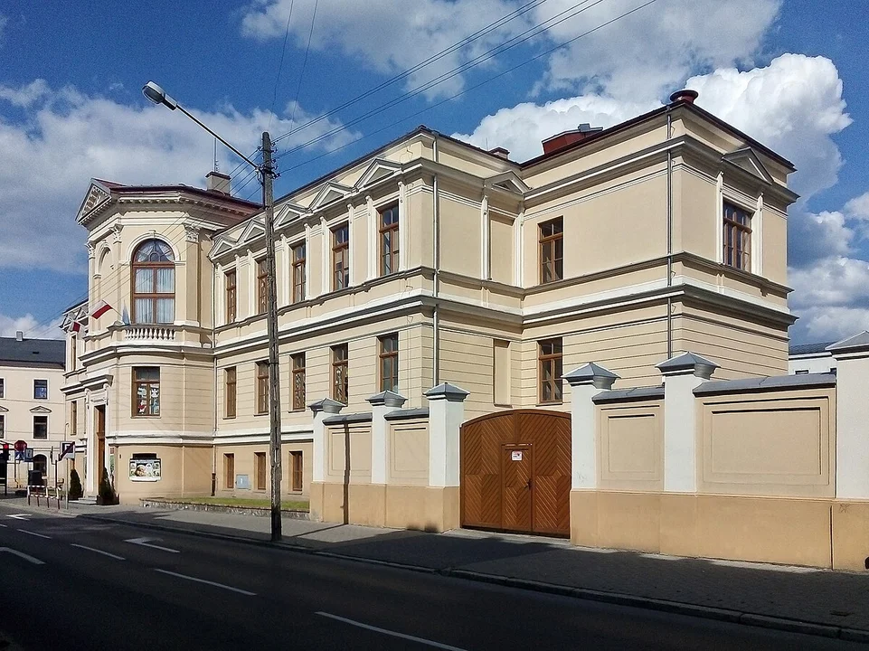 Działało tu Państwowe Seminarium Nauczycielskie Żeńskie w Piotrkowie. Szkoła kształciła nauczycielki aż do II wojny światowej [ZDJĘCIA] - Zdjęcie główne