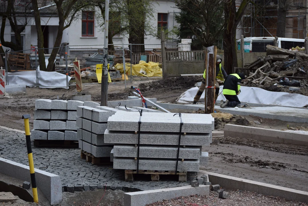 Mieszkańcy mają dość zalegających śmieci w centrum Łodzi. „Flaszek jest więcej niż robotników” [zdjęcia]