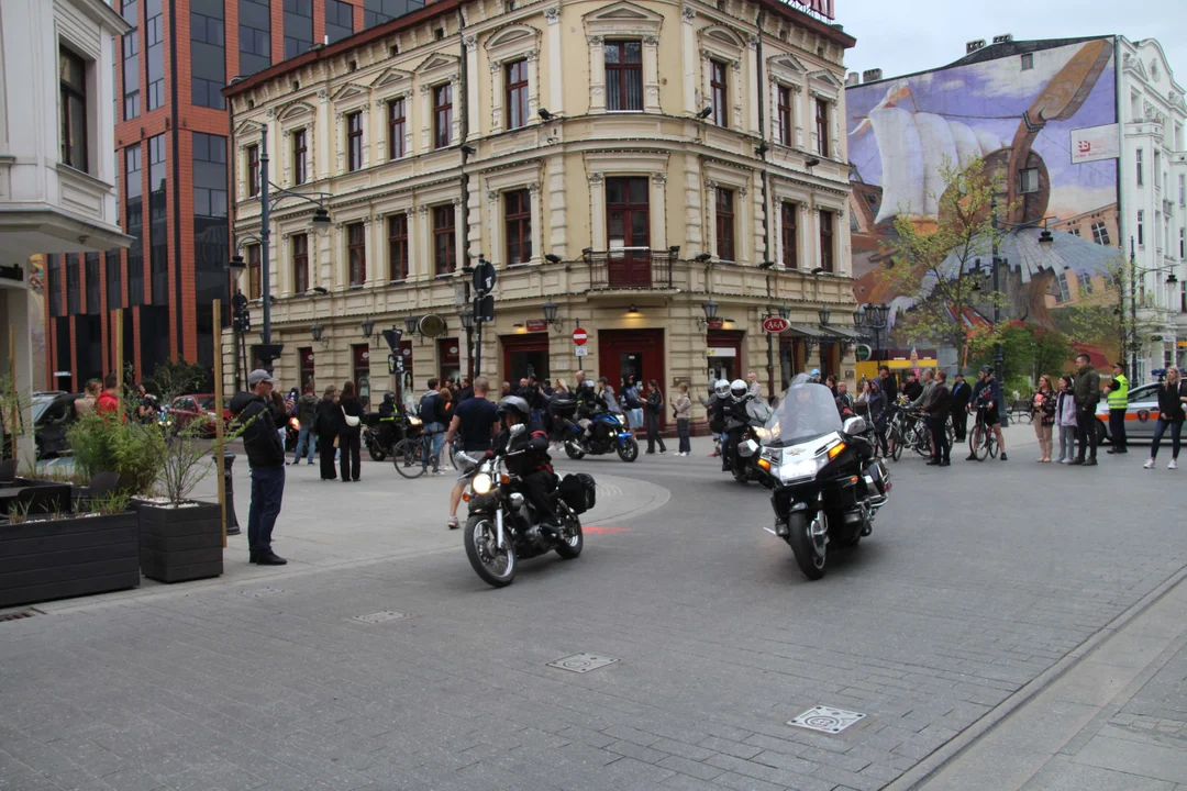 Wielka parada motocyklowa na ulicy Piotrkowskiej w Łodzi