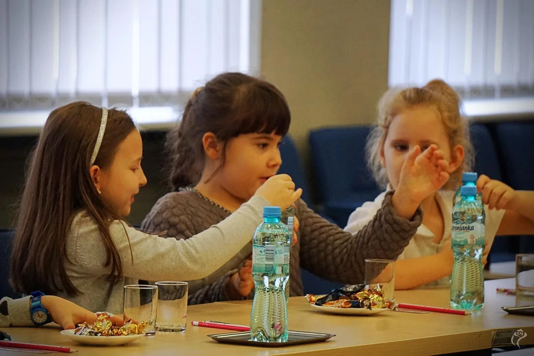 Uczniowie SP nr 2 w Kutnie odwiedziły Urząd Miasta. Spotkały się z prezydentem i strażnikami miejskimi