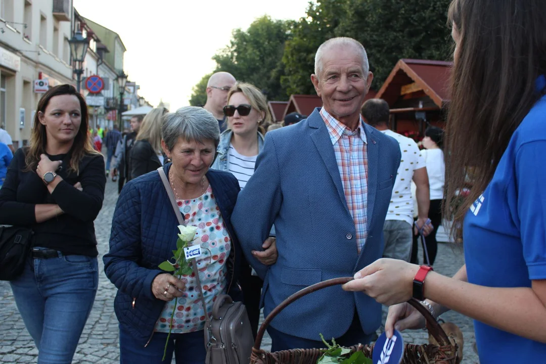 KCI rozdaje róże i gazety na kutnowskim Święcie Róży