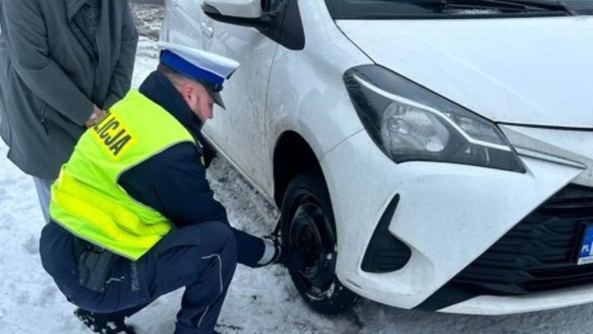 Była bardzo daleko od domu, nagle pojawiły się problemy z autem. Pomogli policjanci [ZDJĘCIA] - Zdjęcie główne