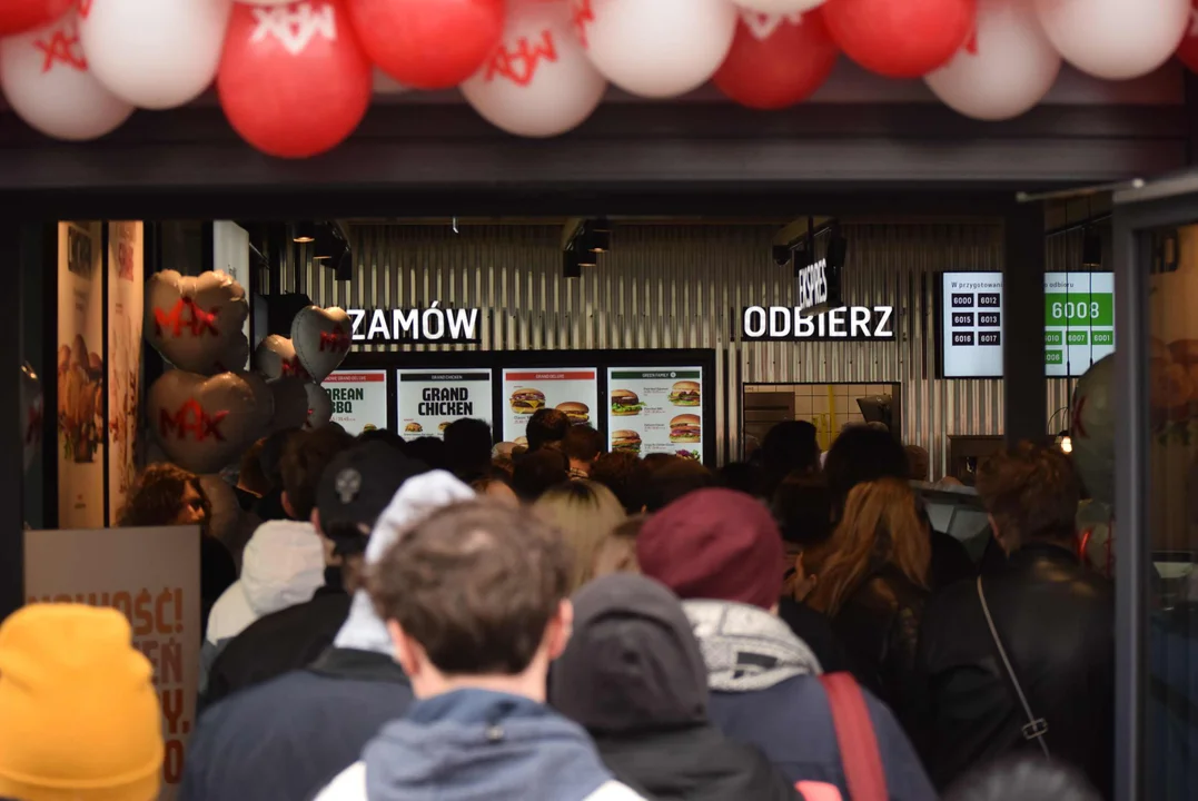 Tłumy łodzian na otwarciu restauracji MAX Premium Burgers. Tego jeszcze w Łodzi nie było [ZOBACZ ZDJĘCIA]