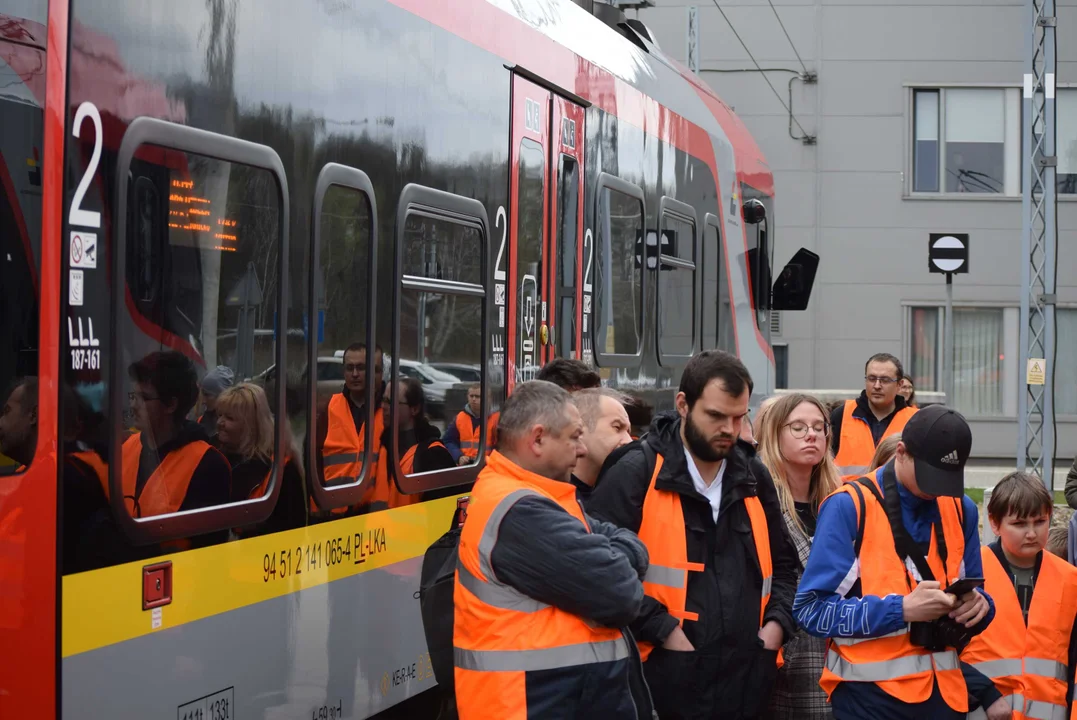 Młodzi pasjonaci kolei odwiedzili zaplecze techniczne ŁKA. Zobacz, jak wygląda w środku [zdjęcia]