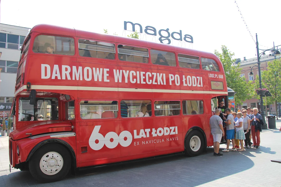 Piętrowy autobus turystyczny przemierza szlakiem łódzkich zabytków