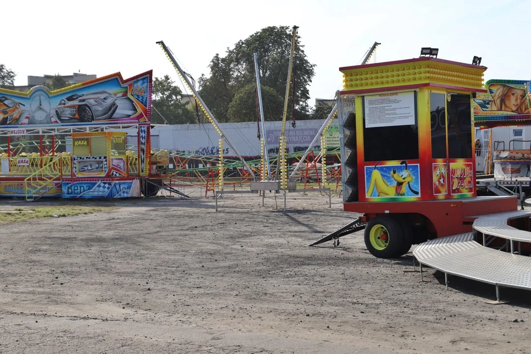 Trwają przygotowania do Święta Róży. W centrum Kutna pojawiły się m.in. lunapark i kramy