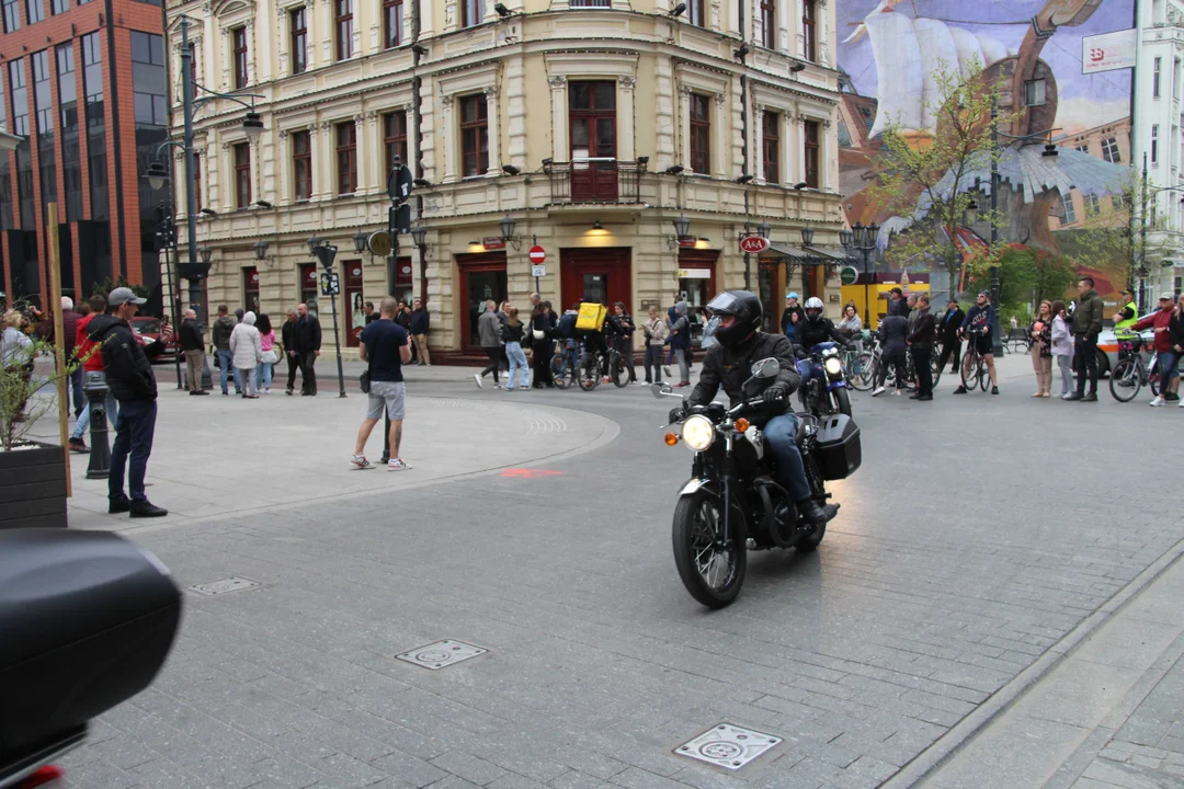 Wielka parada motocyklowa na ulicy Piotrkowskiej w Łodzi