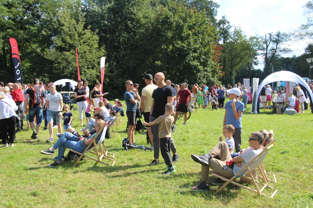 Piknik rodzinny w parku na Młynku w Łodzi