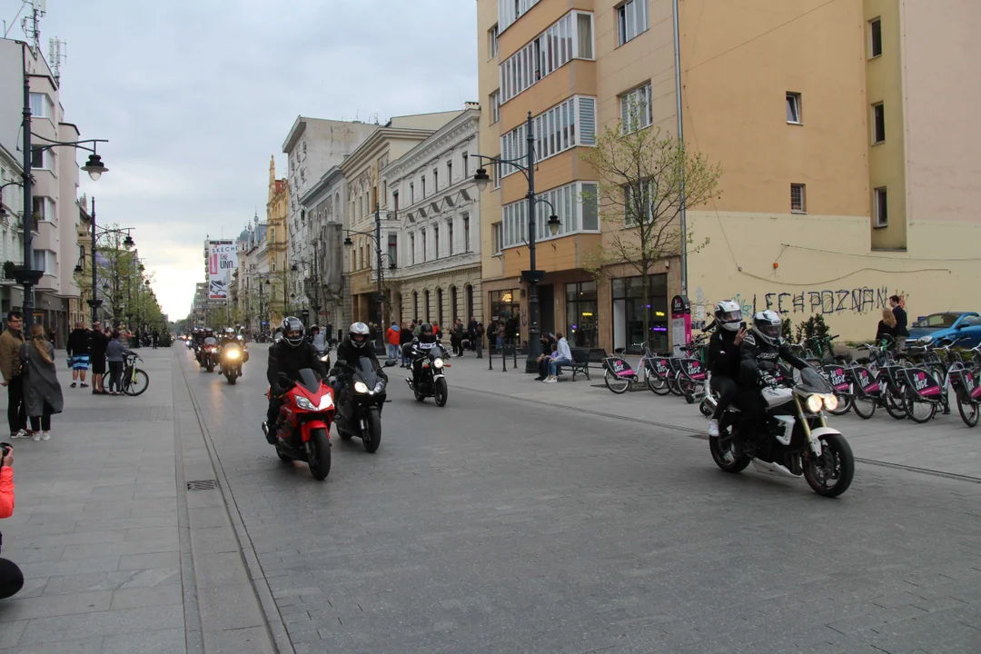 Wielka parada motocyklowa na ulicy Piotrkowskiej w Łodzi