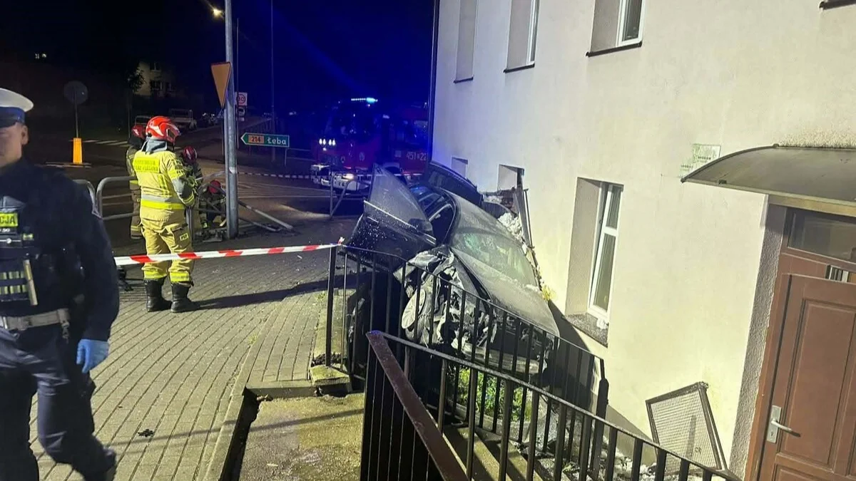 Nocny wypadek w Kościerzynie. Audi A6 przebiło balustradę i uderzyło w budynek